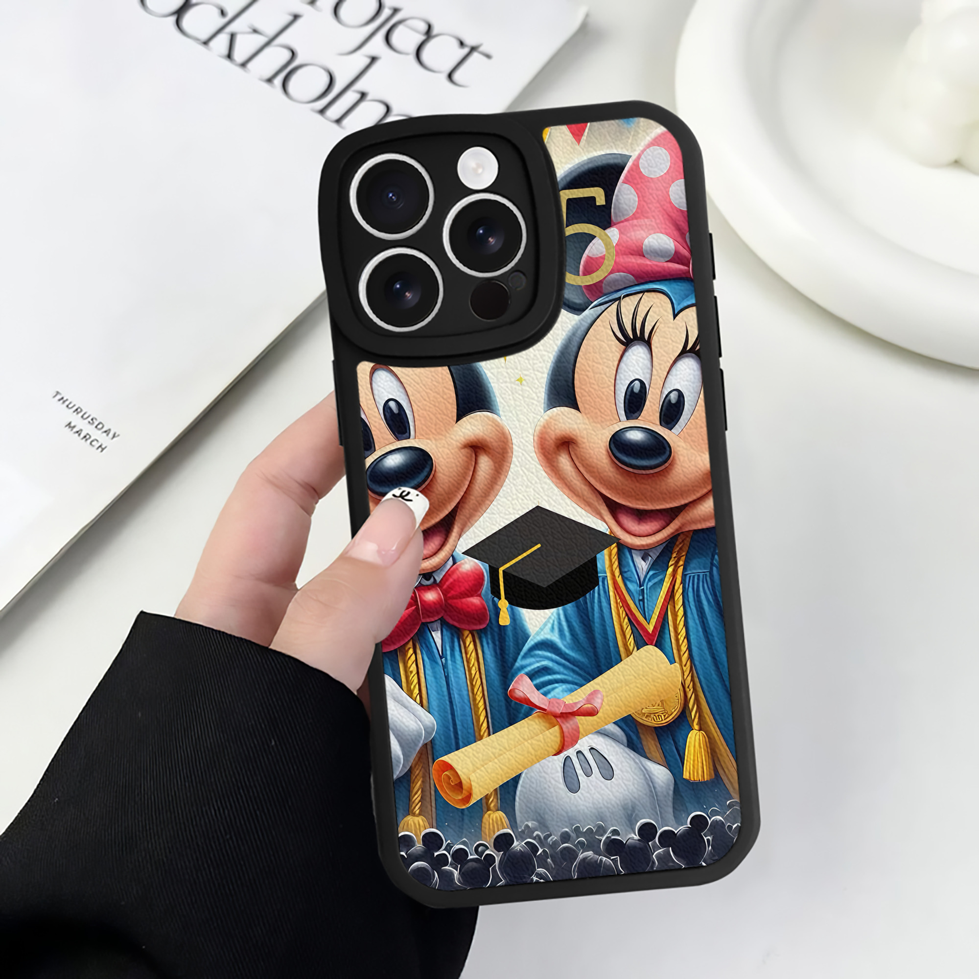 （画像用） ミッキーマウス Mickey Mouse 【iPhone 16シリーズ対応】シリコンスマホケース（レザー調） 材質：シリコン